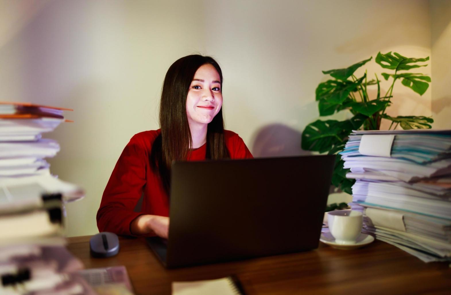 Student werkt aan game development project op laptop